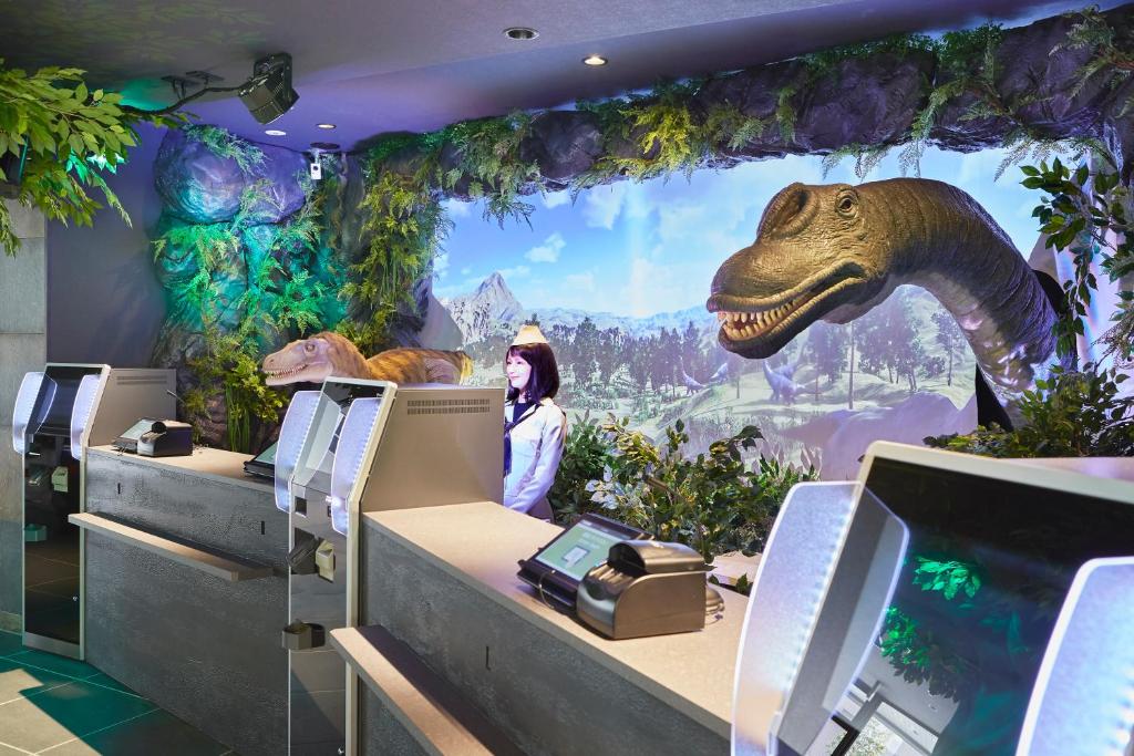 东京东京海茵娜酒店的一只有女人的房间的恐龙模型