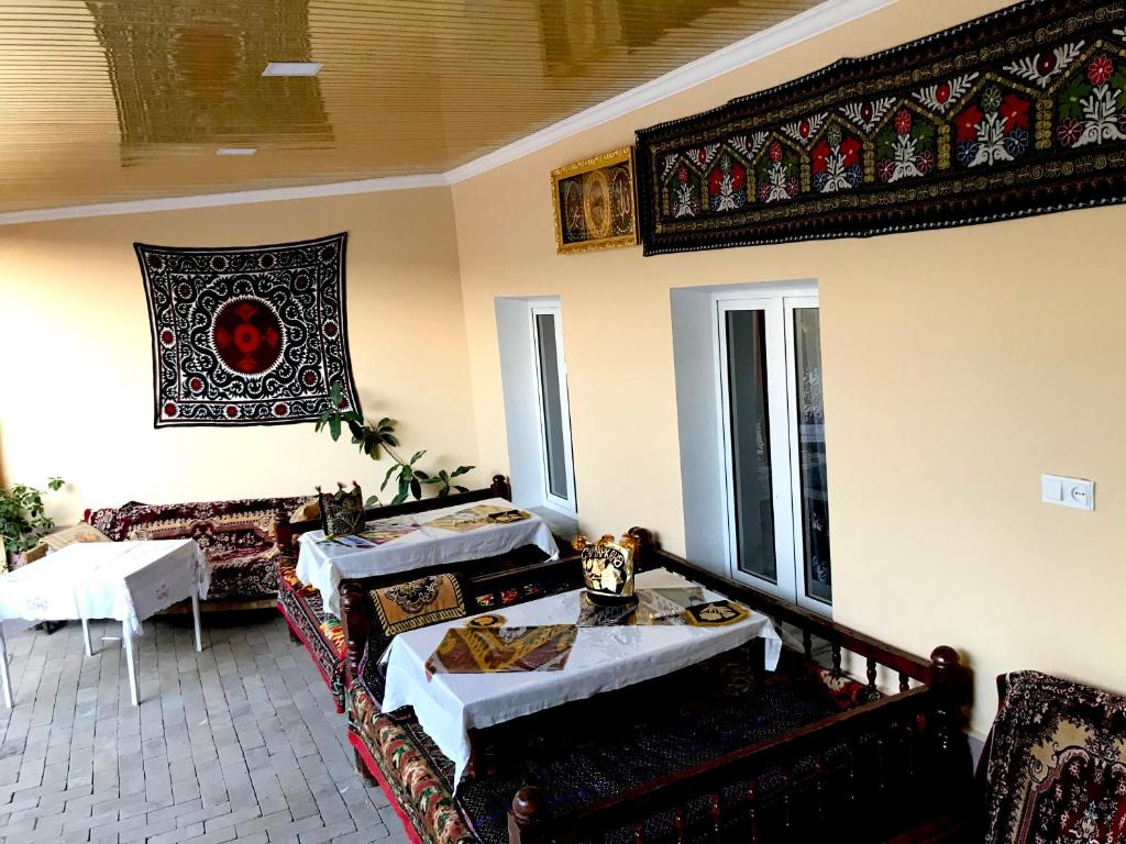 撒马尔罕Guest House Firuza的客厅配有沙发和桌子
