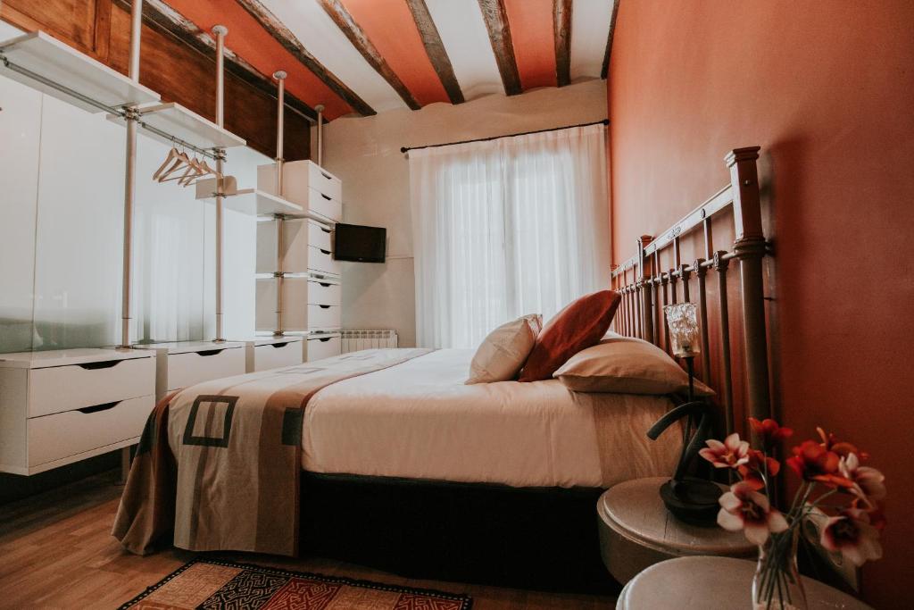 哈罗Haro Apartments的一间卧室设有一张大床和一个窗户。