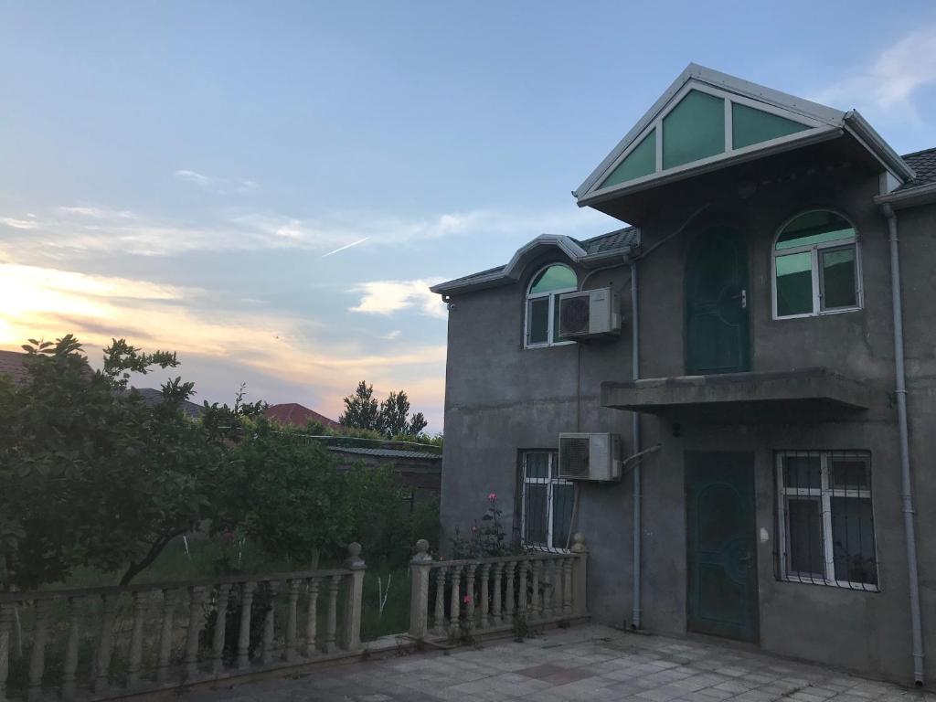 巴库My house in Buzovna的前面有围栏的房子