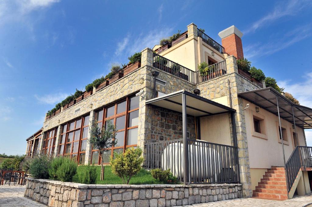 波德戈里察阿丽亚酒店的一座种植了植物的大砖砌建筑