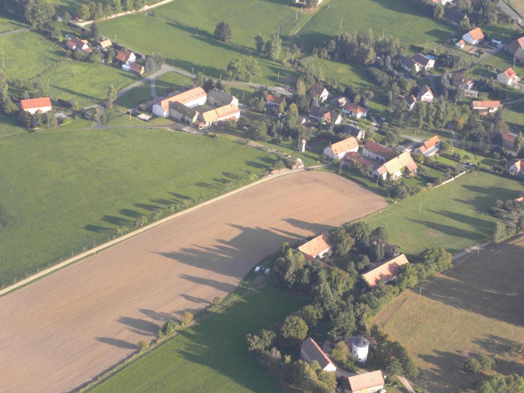 KönigshainFewo Mühlehof的享有农场的空中景色,拥有田野和房屋