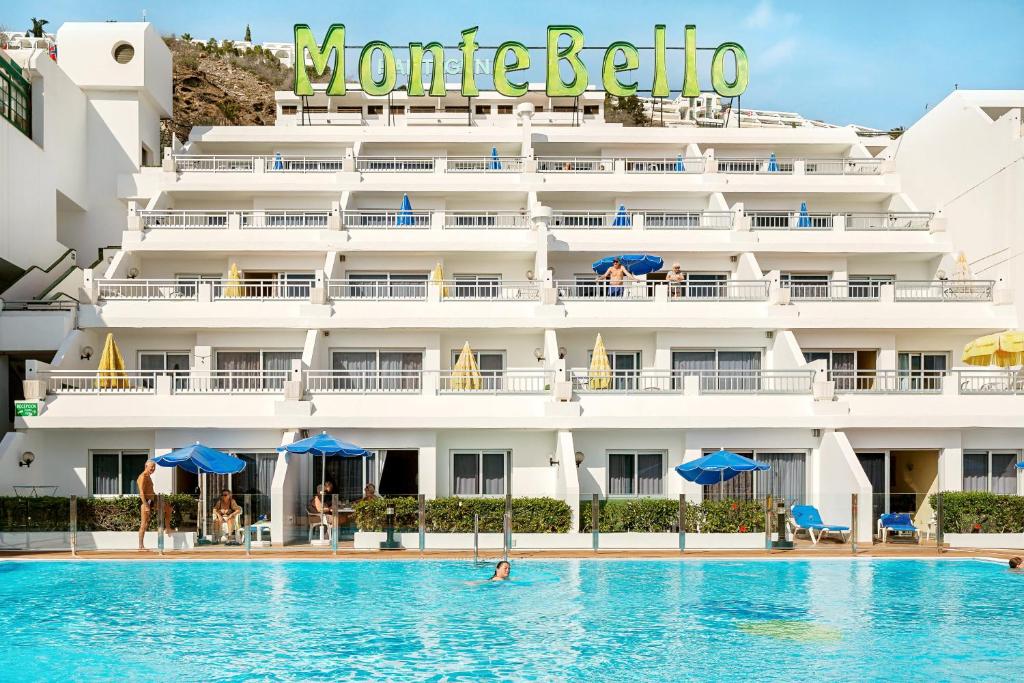 波多黎各赛发特尔蒙特贝罗酒店的大楼前设有游泳池的酒店