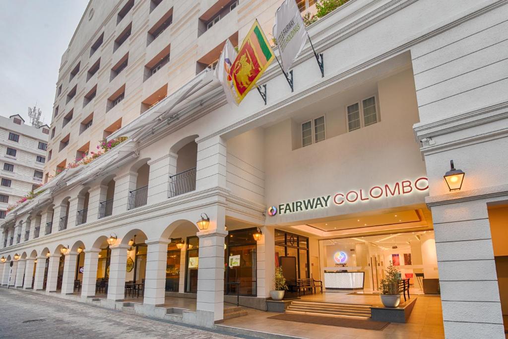 科伦坡Fairway Colombo的进入酒店入口的 ⁇ 染