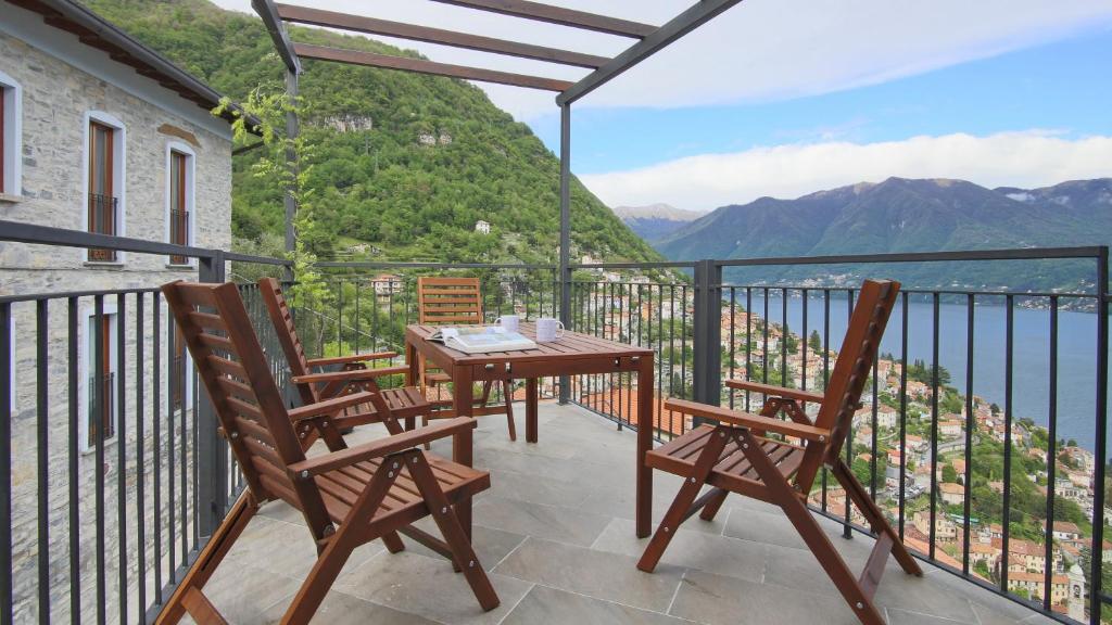 莫尔特拉肖La Terrazza di Casarico的阳台配有2把椅子和1张桌子,享有风景。