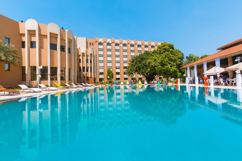巴马科Azalaï Hôtel Bamako的酒店前方的大型游泳池