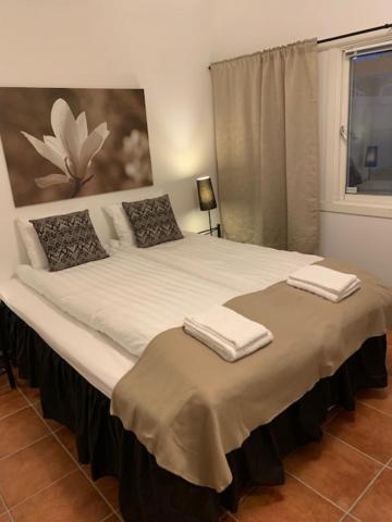 易克略Mälarö Hotell的一间卧室配有一张大床和两条毛巾