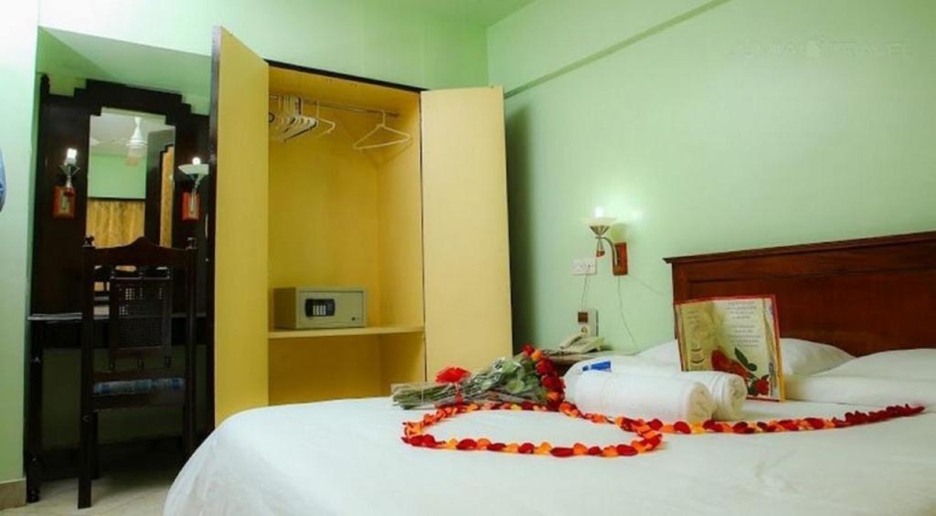 内罗毕Sandton City Hotel的一间卧室配有一张装饰着花卉的床。