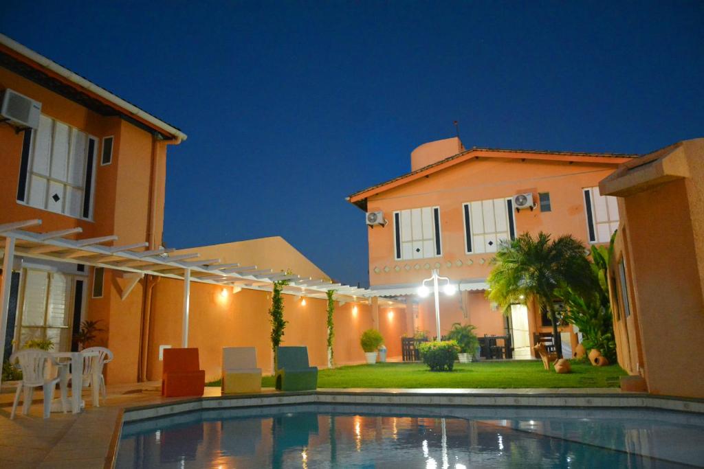 阿拉卡茹Hotel Terra do Sol的别墅前设有游泳池