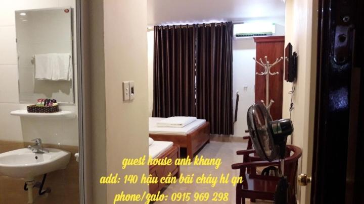 下龙湾Guesthouse Anh Khang的一间带水槽、床和镜子的浴室