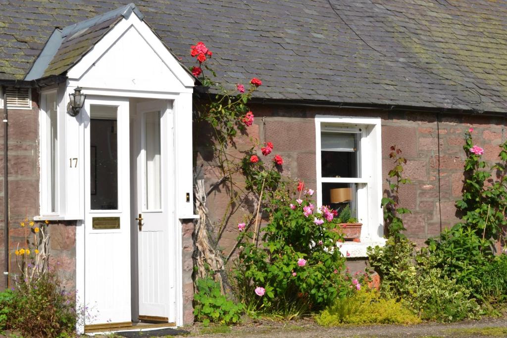 阿利士Camlann的白色门和鲜花的小房子