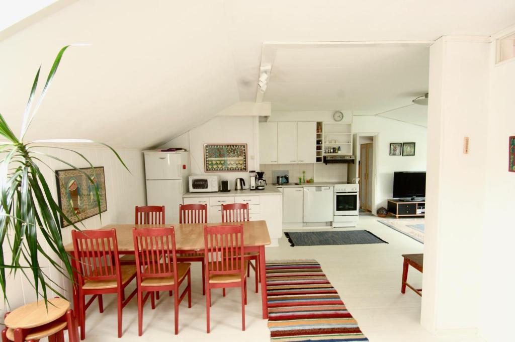 里希迈基Petsamo Apartment的厨房以及带桌椅的用餐室。