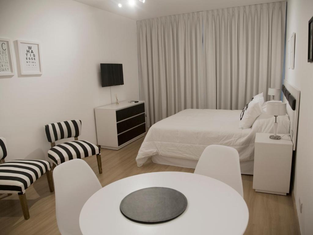 布宜诺斯艾利斯Studio Esmeralda的卧室配有一张床和一张桌子及椅子