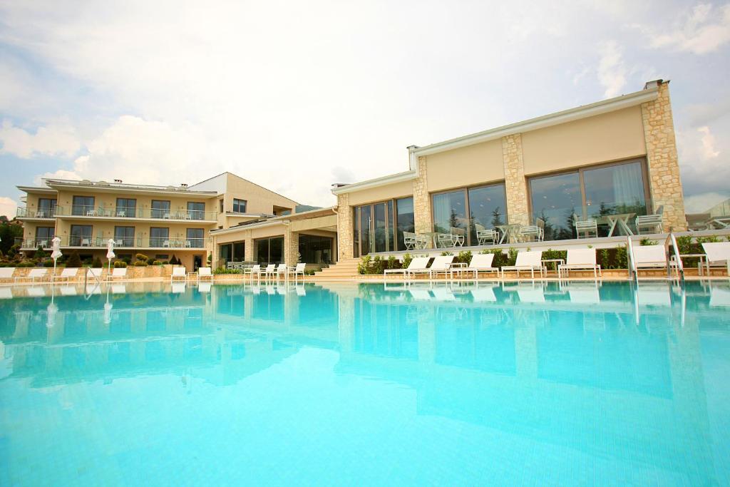 卡斯托里亚卡尔马Spa及酒店的酒店前方的大型游泳池