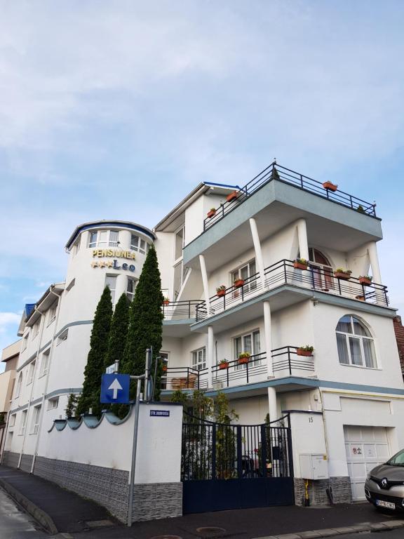 布拉索夫利奥酒店的白色的建筑,在街上设有阳台