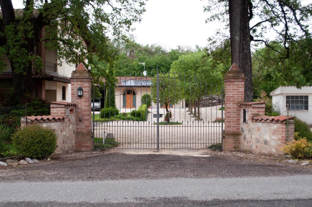 DrugoloCorte la Selva的房屋前的铁门