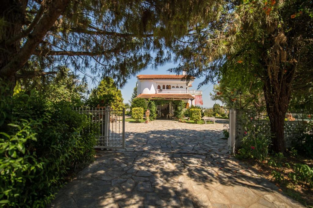 塞萨洛尼基Villa Ampelos的树屋前的大门
