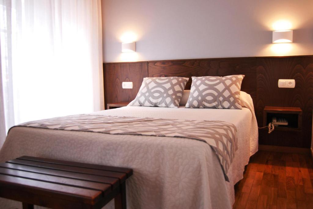 诺雅Hotel Restaurante Elisardo的一间卧室配有一张大床和两个枕头