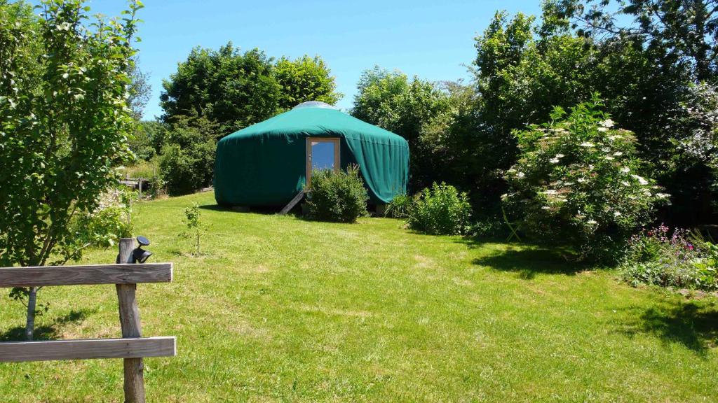 MoussagesLa Yourte的院子中间的绿色帐篷