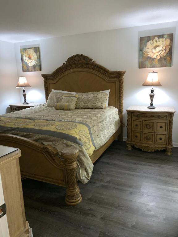 巴拿马城海滩Edgewater Beautiful 2 bedroom 2 bath!的一间卧室设有一张大床和两个床头柜