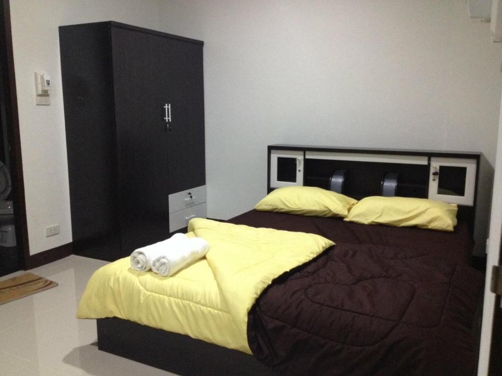 帕府nana grand的一间卧室配有一张大床和毛巾