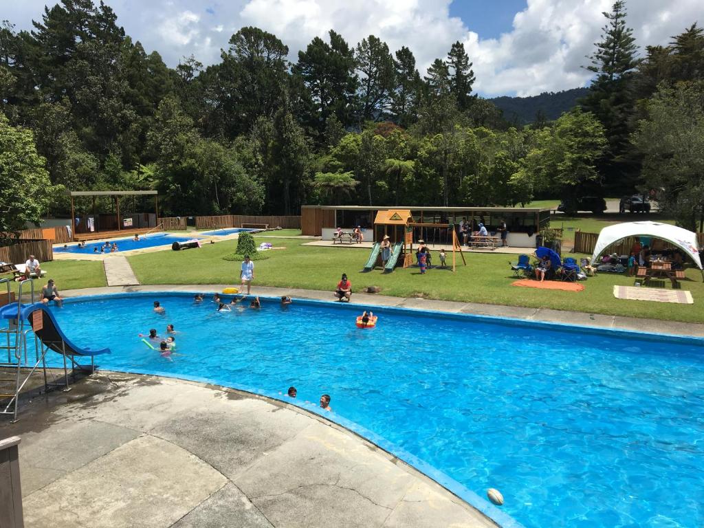 卡蒂卡蒂Sapphire Springs Holiday Park and Thermal Pools的一群人在大型游泳池里