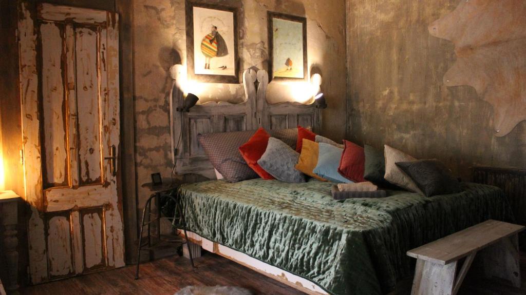 凯奇凯梅特VINTAGE in Old Town的一间卧室配有带色彩缤纷枕头的床