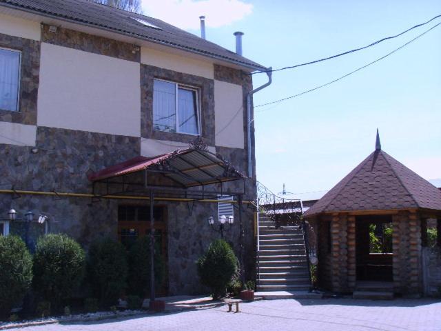 切尔诺夫策德维丽柯酒店的砖砌的建筑,前面有标志
