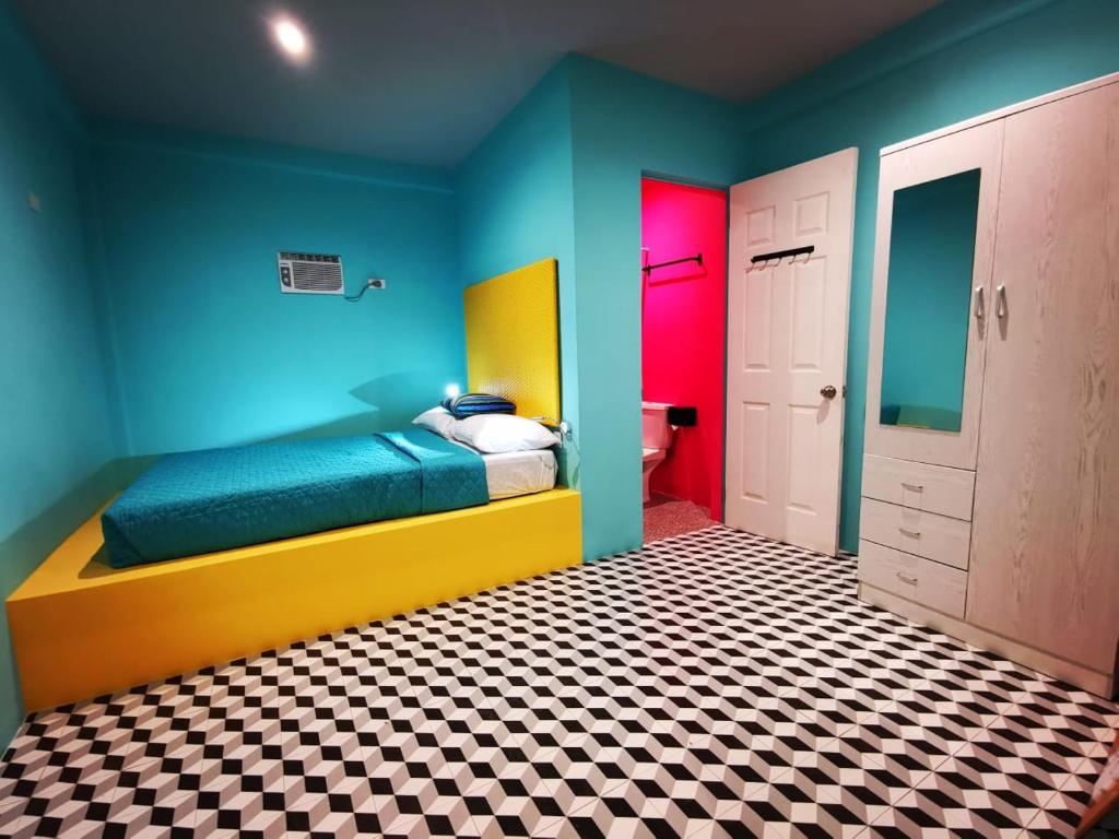 奥斯洛布Way Shack Hostel的一间卧室配有一张带蓝色和色彩缤纷墙壁的床。