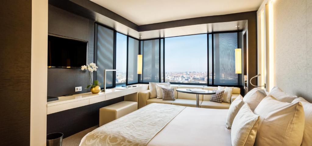 布鲁塞尔布鲁塞尔酒店的酒店客房设有一张床和一个大窗户