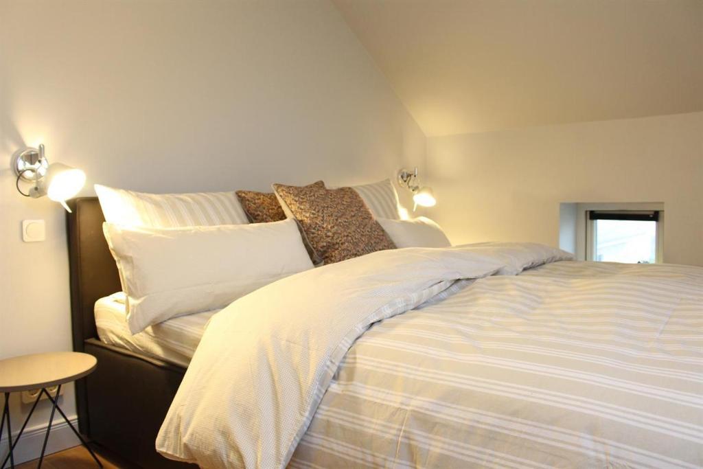 圣彼得奥尔丁Ferienhäuser SPO的一间卧室配有带白色床单和枕头的床。
