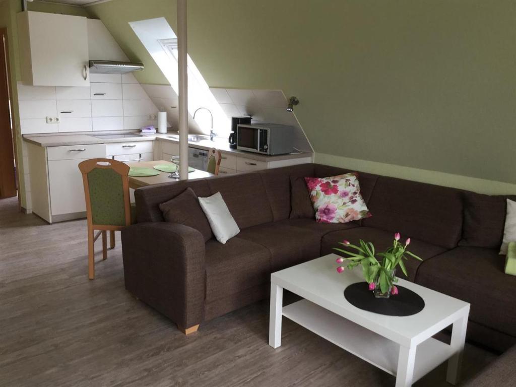 塔廷格Haus Fabricius的客厅配有沙发和桌子