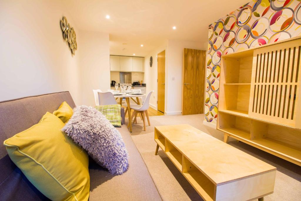利物浦Open Key Apartments的客厅配有沙发和桌子