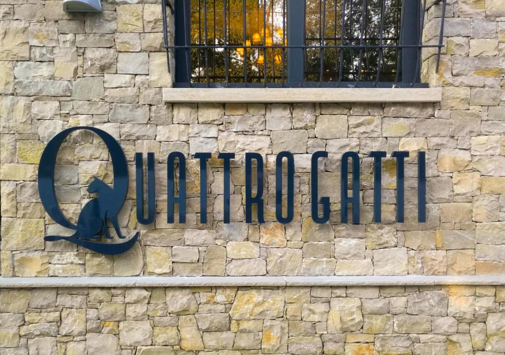 VerdelloQuattro Gatti Rooms&Suite的建筑物一侧的标志