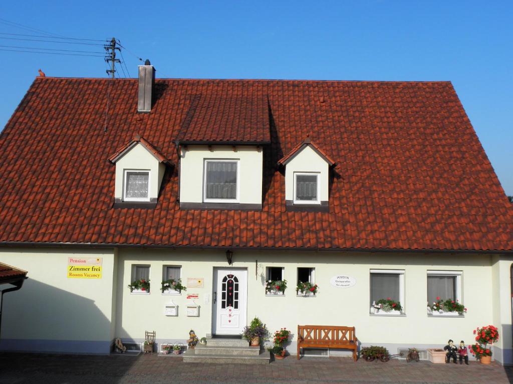 克勒孔兹Pension Gästeparadies的白色房子,有红色屋顶