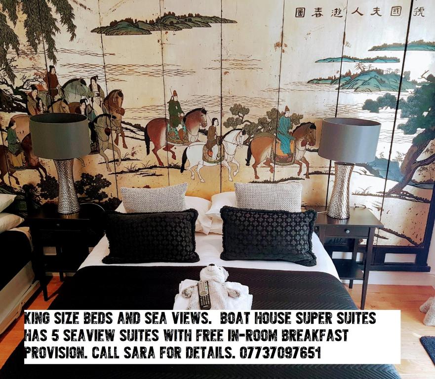 罗撒西Boat House Super Suites的一间卧室设有两张床和壁画墙