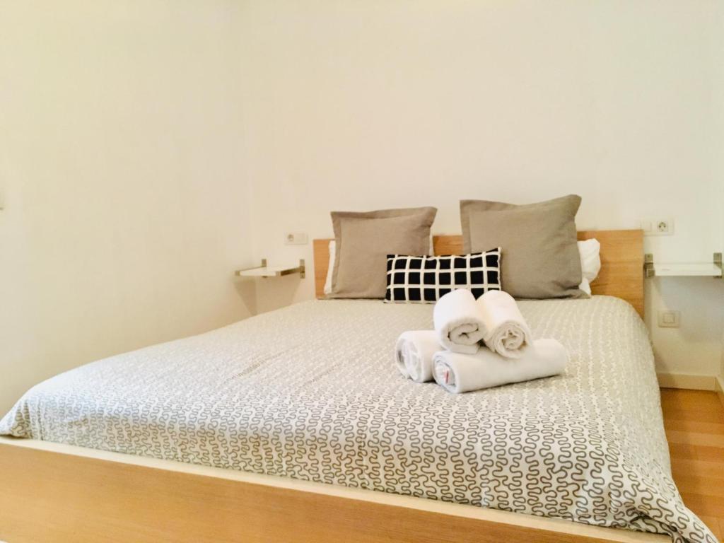 阿利坎特Apartamentos Santa Faz by Be Alicante的一间卧室配有带毛巾的床