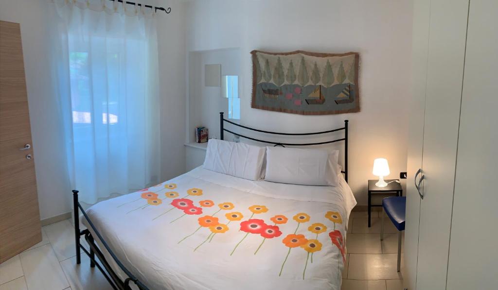 波尔莱扎Pra Livrana的一间卧室,床上放着鲜花