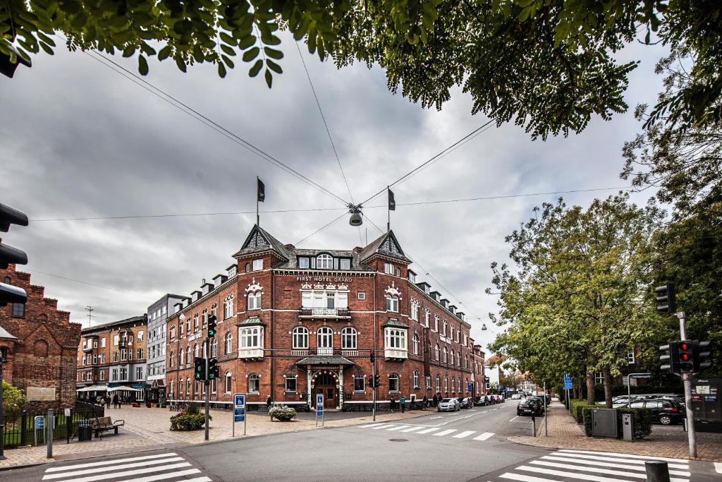 欧登塞第一豪华酒店的城市街道上一座大型红砖建筑