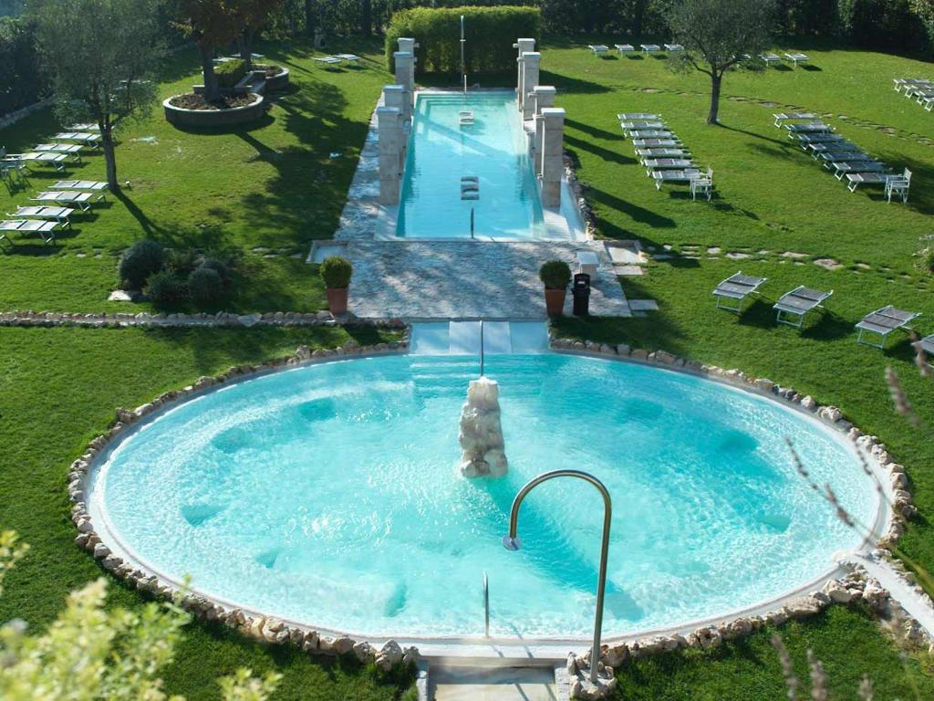 维泰博Hotel Salus Terme - Adults Only的游泳池的顶部景色