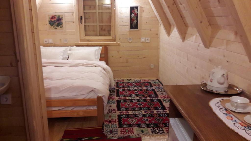 扎布利亚克Karadžić的小房间设有一张床和一张桌子