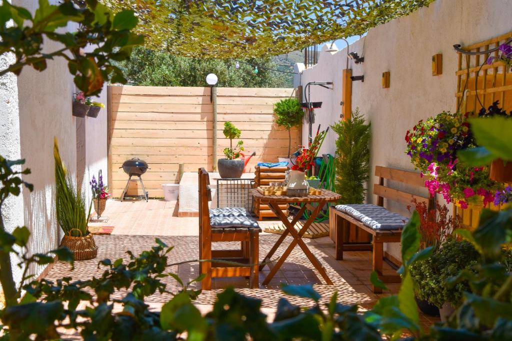 特里欧皮特拉Afrodites Residence Triopetra的一个带桌椅和围栏的庭院