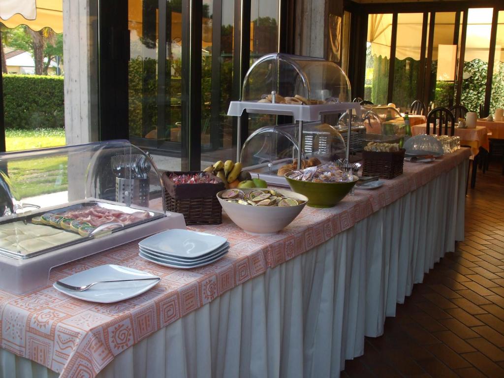 西尔米奥奈德比酒店的餐桌上的食物自助餐
