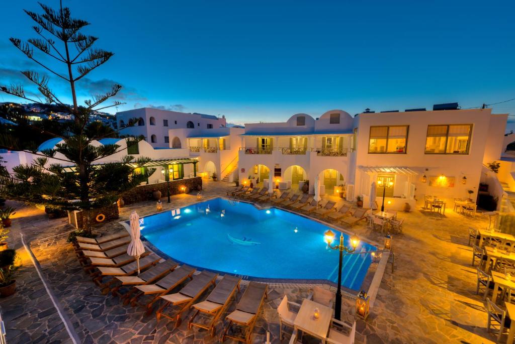 阿克罗蒂里玛索斯酒店的一个带椅子的室外游泳池,一个度假村