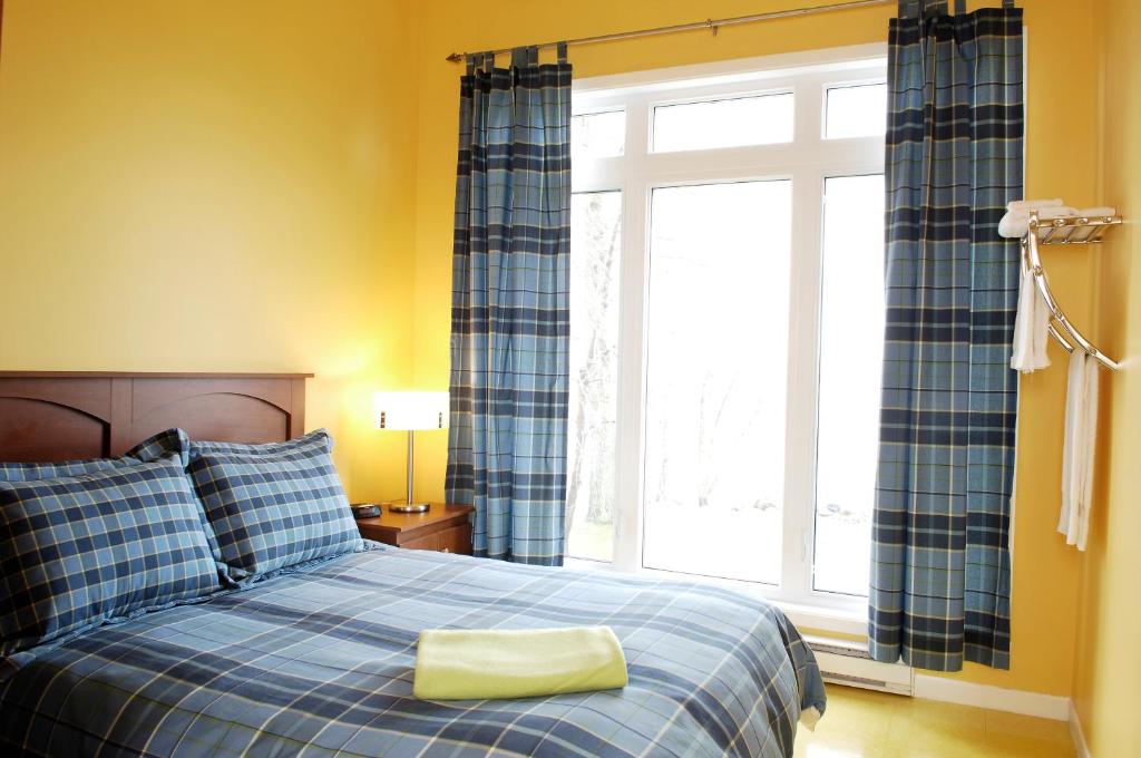 三河城马尔提沃伊勒4赛森斯木屋的一间卧室配有一张黄色枕头的床