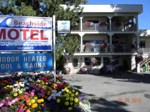 彭蒂克顿Beachside Motel的鲜花建筑前的汽车旅馆标志
