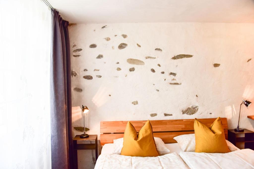 穆尔滕老城公寓酒店的一间卧室配有两张带黄色枕头的床