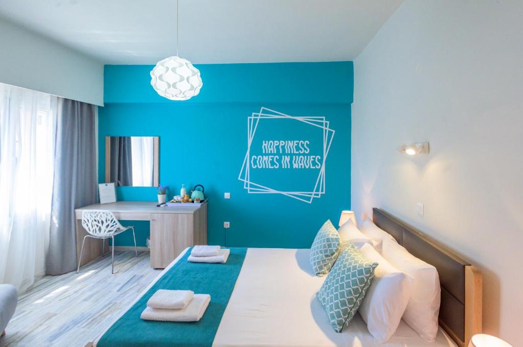 贝尼蔡斯Magnolia Rooms的一间卧室设有蓝色的墙壁和一张带书桌的床。