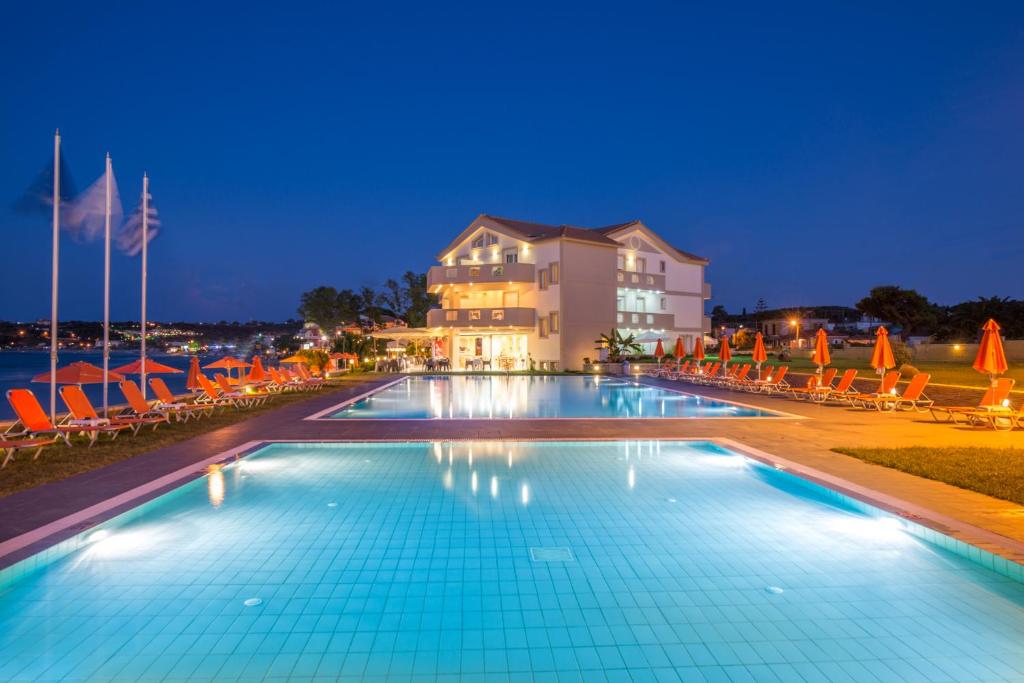 蒂锡利维奥迈尔酒店的夜间在酒店前的游泳池