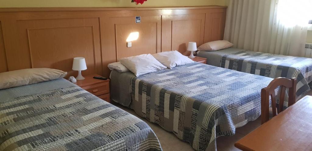 布鲁内特布鲁内特旅舍的一间设有两张床和两盏灯的房间